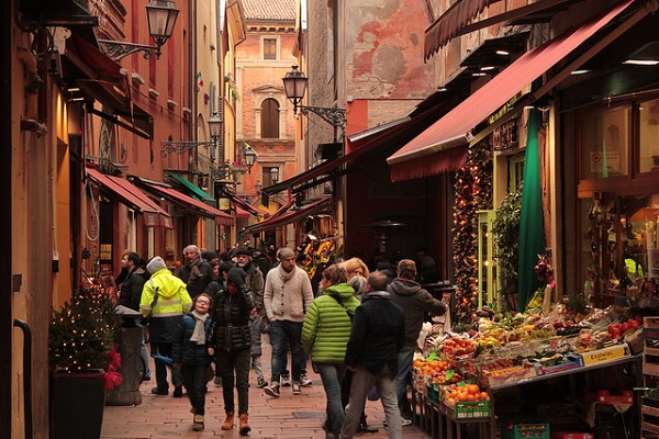 One of the small alleys that depart from Via Rizzoli in Bologna 