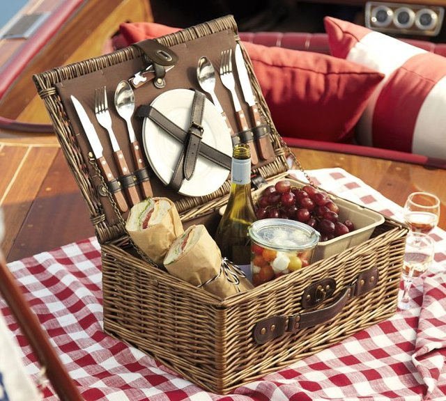 A picnic on a green field: the quintessential Italian Easter Monday