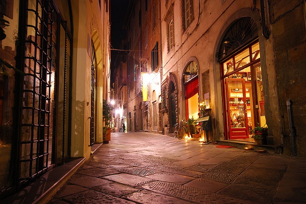 Along the streets of Lucca 