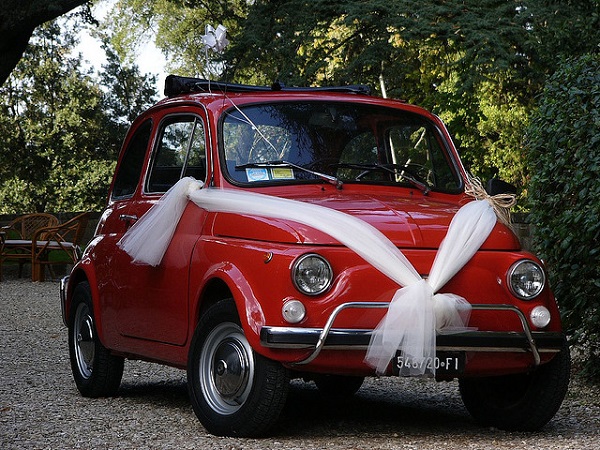 Italian Wedding Traditions: the Bride should arrive on a special car