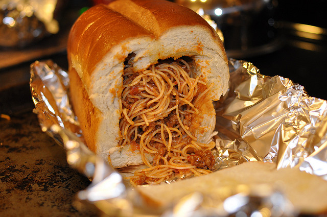 No! This garlic bread stuffed with spaghetti looks disgusting to the eye of an Italian