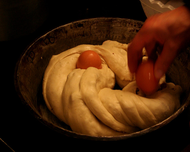 Casatiello est décoré d'œufs entiers, qui cuisent avec la pâte au four : le lundi d'easer en italie