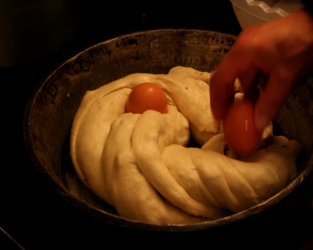 Casatiello is decorated with full eggs, that cook with the dough in the oven: easer monday in italy