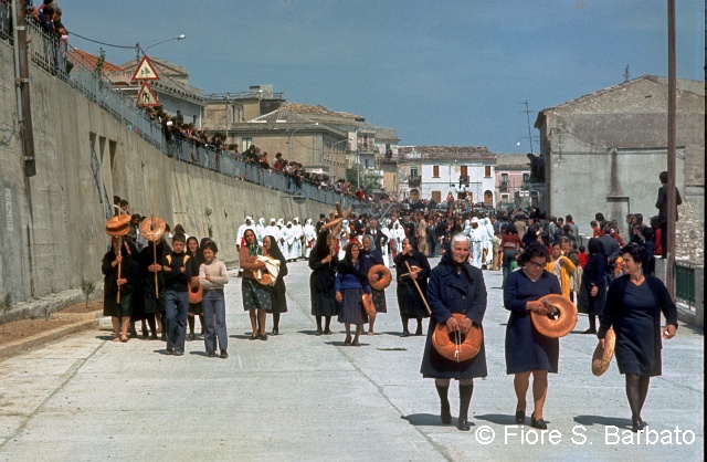A religious parade on Holy Saturday in 1973. During the "Monumentu" people carry on cane crosses the "Gucciadate", doughnut-shaped breads that have been blessed on Holy Thursday.
