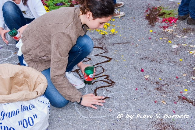 Preparing the Infiorata in Cusano Mutri, Benevento.