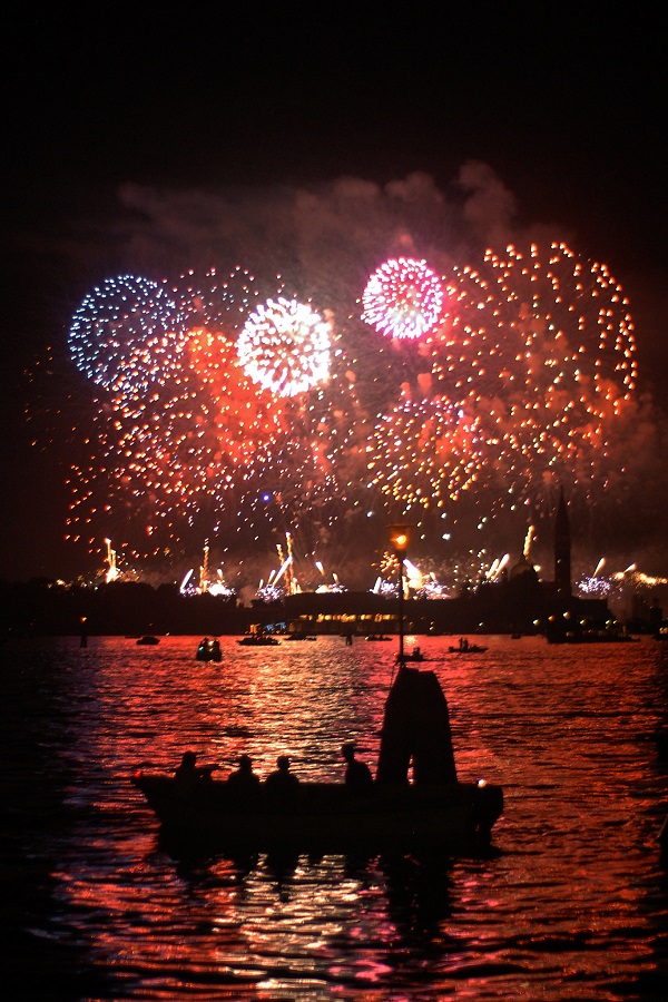 Les gens sur des bateaux dans le Laguna à Venise regardent les feux d'artifice pendant le "Fête du Rédempteur"qui a lieu le troisième samedi de juillet 
