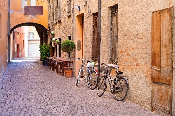 Ferrara is one of the most bike-friendly towns in Italy. Thanks to the flatness of its streets and it being an important university town, many people go around by bike