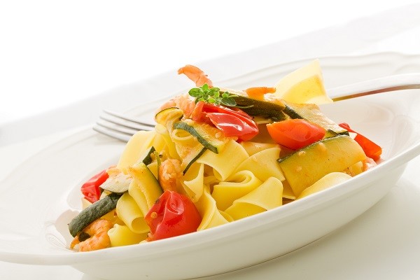 Cooking pasta the Italian way: fettuccine with shrimps and courgette