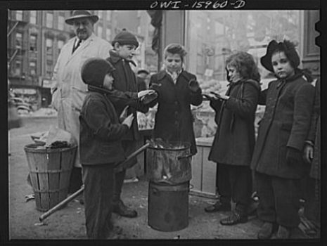 Italian-American_children_warming_their_hands_outside_a_fruit_store_8d13176v