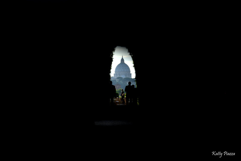 st peter's dome seen through the keyhole at Villa Malta 