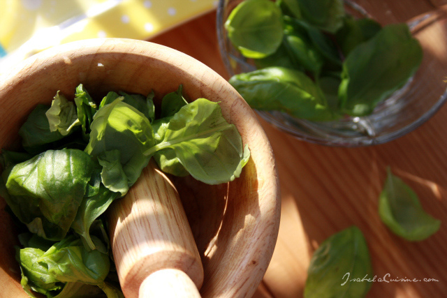 Pesto: the first steps of its preparation (dobrin isabela/flickr)
