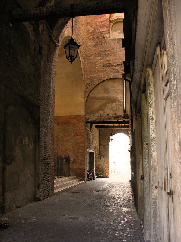 Mantova, Arched alleyway