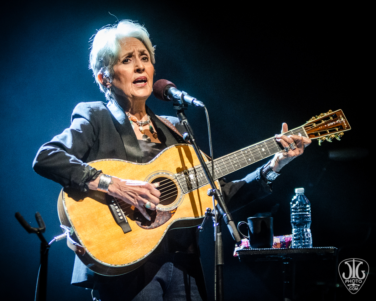 Joan Baez sings for Italy to show her love