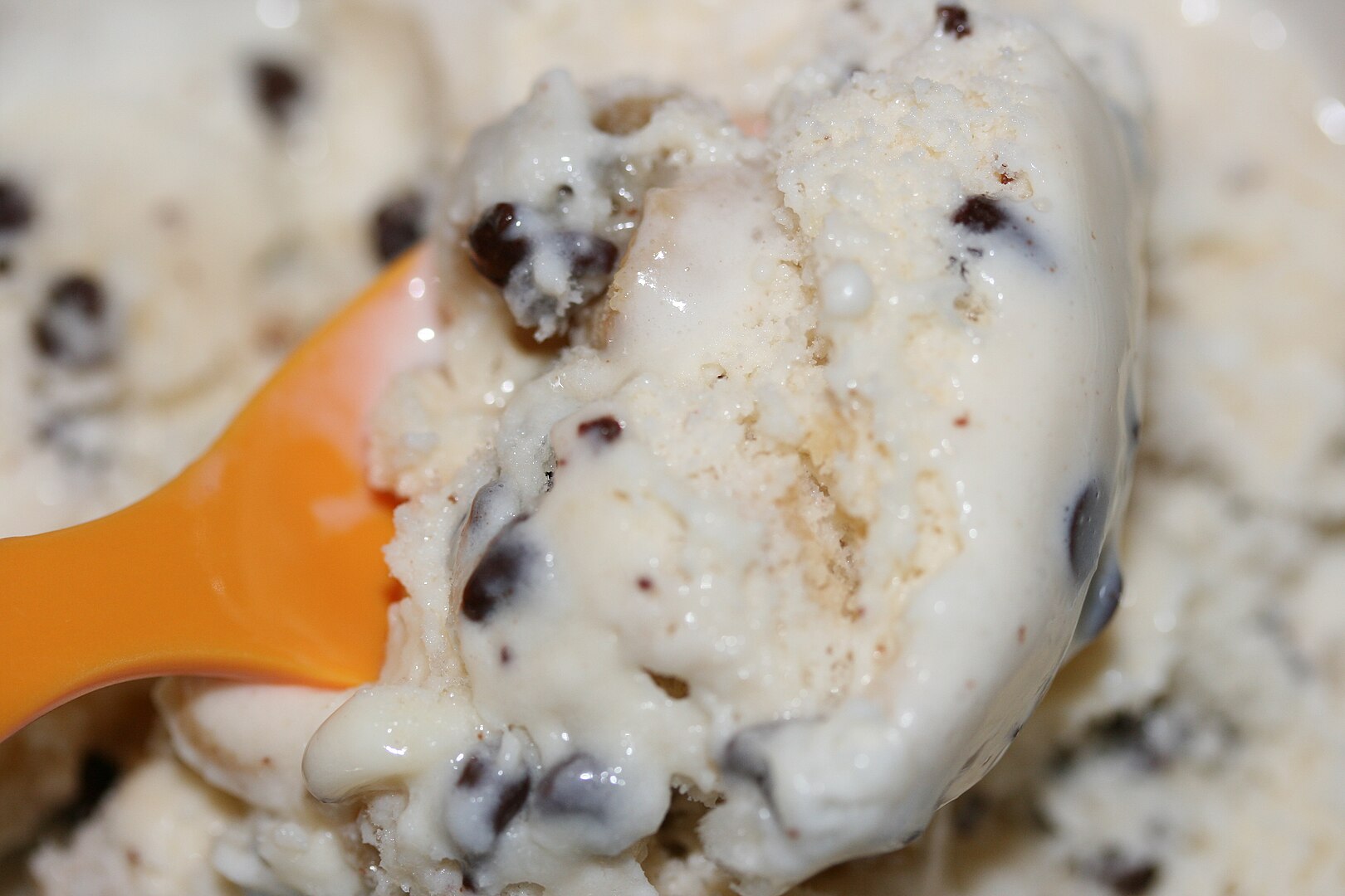 1620px-Chocolate_chip_cookie_dough_ice_cream_with_orange_spoon