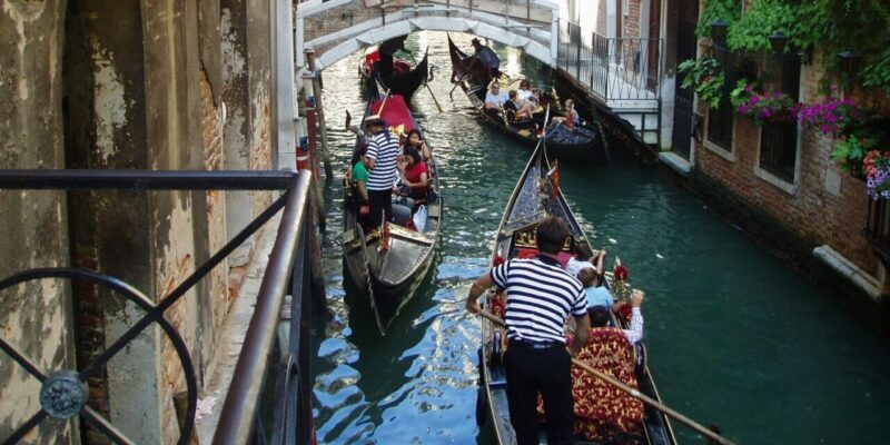 Venice is looking for new gondoliers: how to become one?