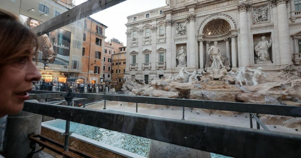 Pool Trevi Fountain